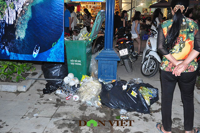 Hạ Long ngập rác sau đêm hội Carnaval